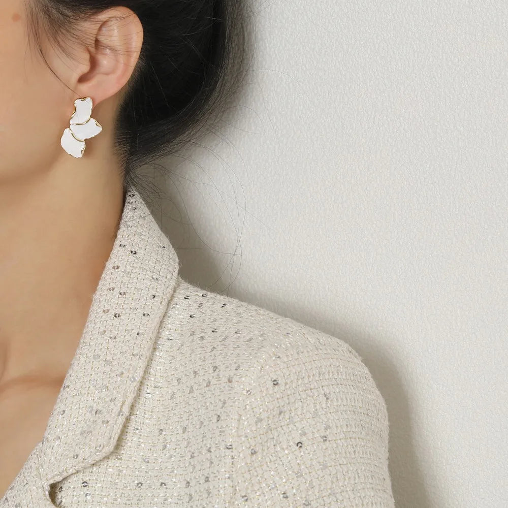 Brinco Pétala Contorno Dourado