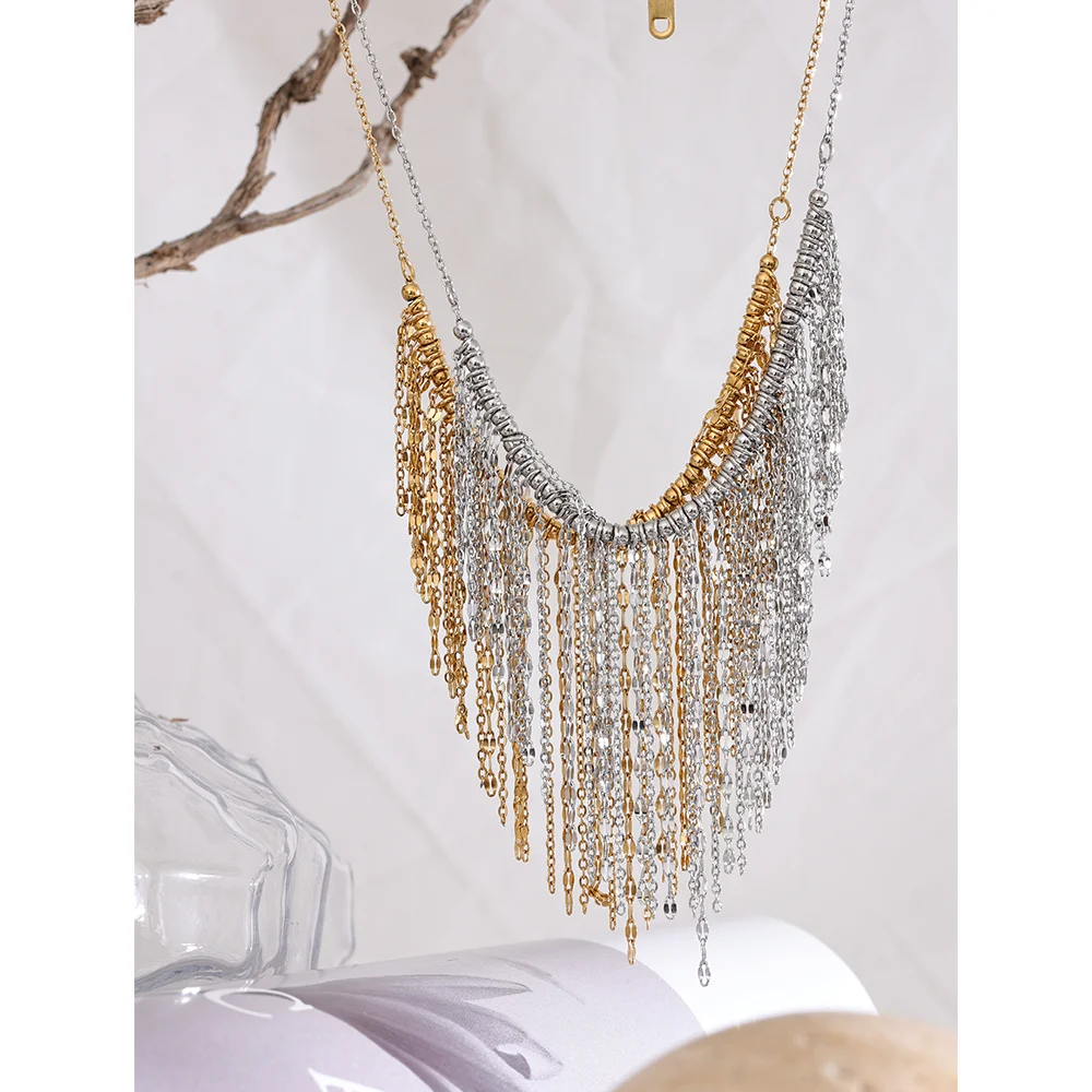 Colar com Fios Alongados