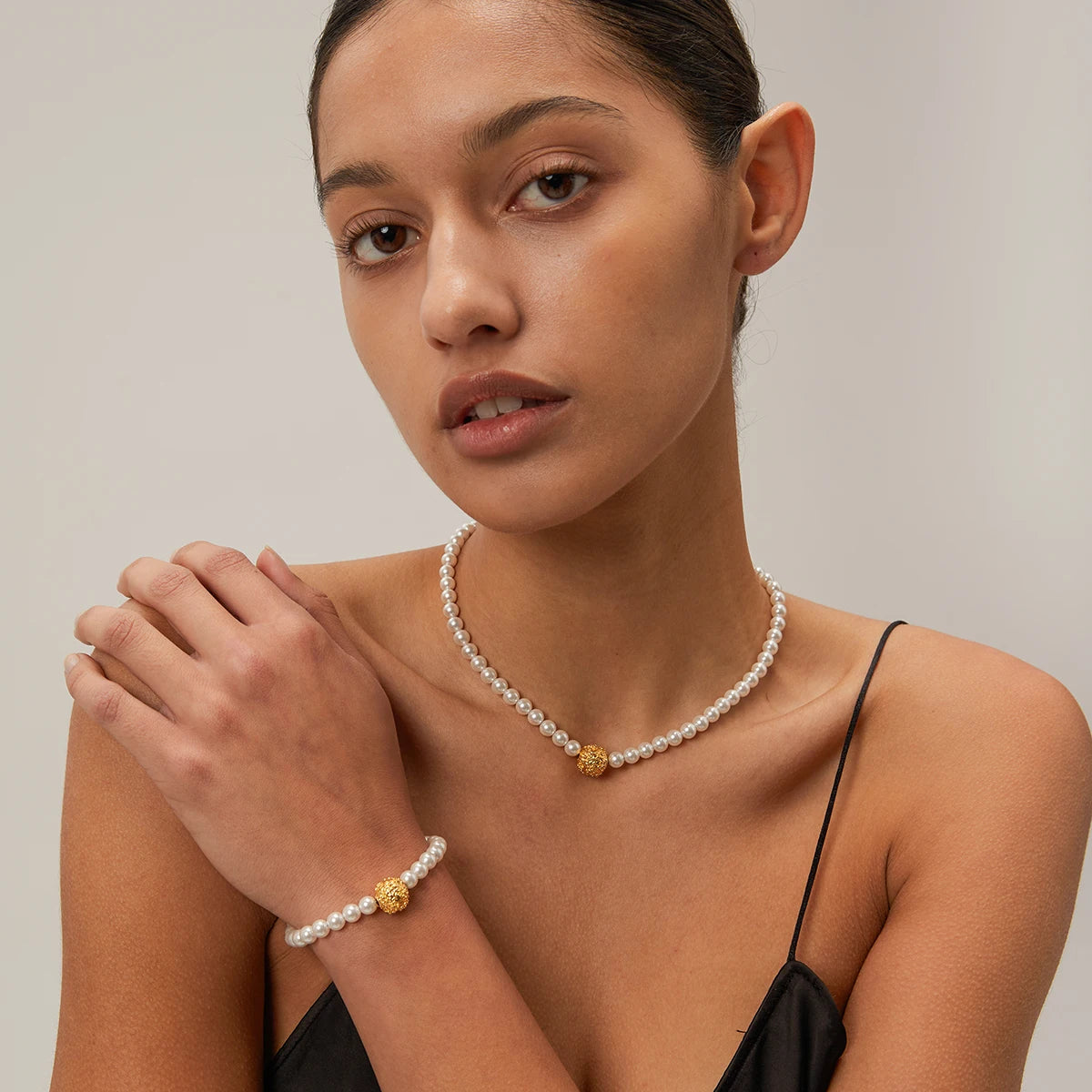 Pulseira de Pérola com Pingente Dourado