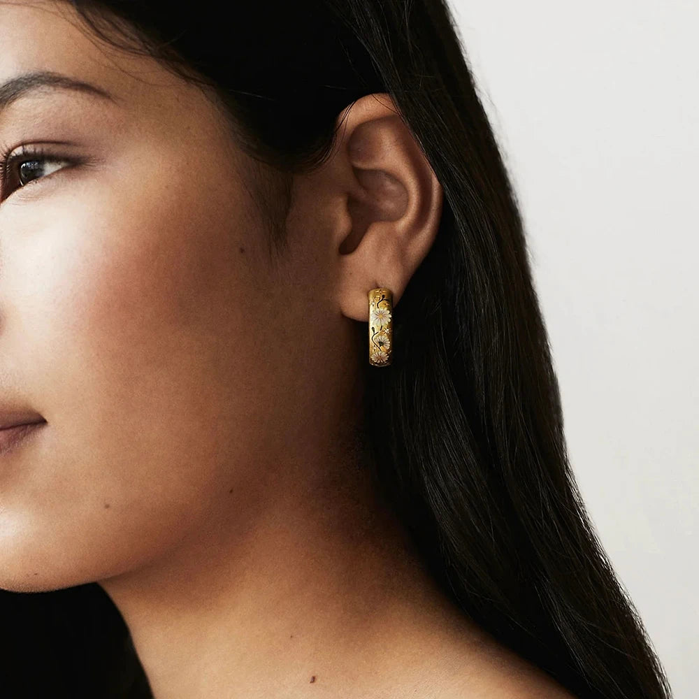 Brinco de Argola com Detalhes de Flores