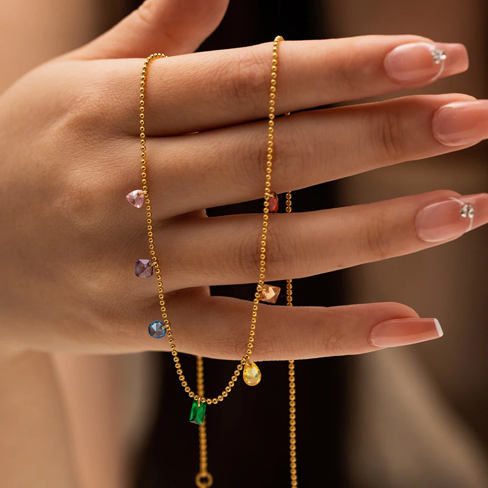 Colar com Pingente de Zircônias Coloridas