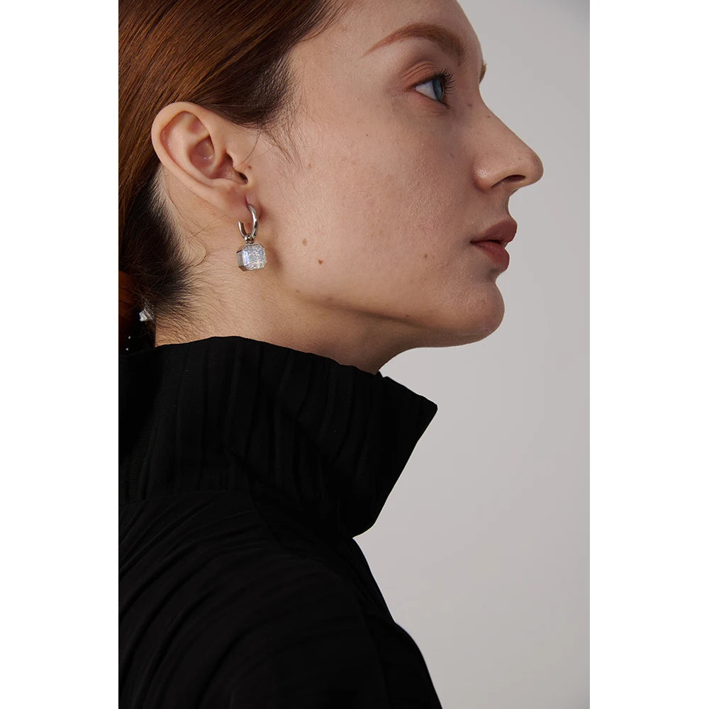 Brinco de Argola Minimalista com Zircônia