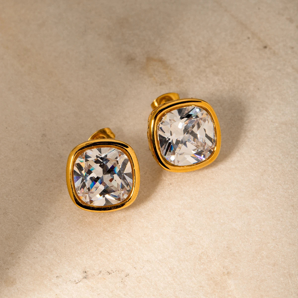 Brinco Ponto de Luz com Zircônia