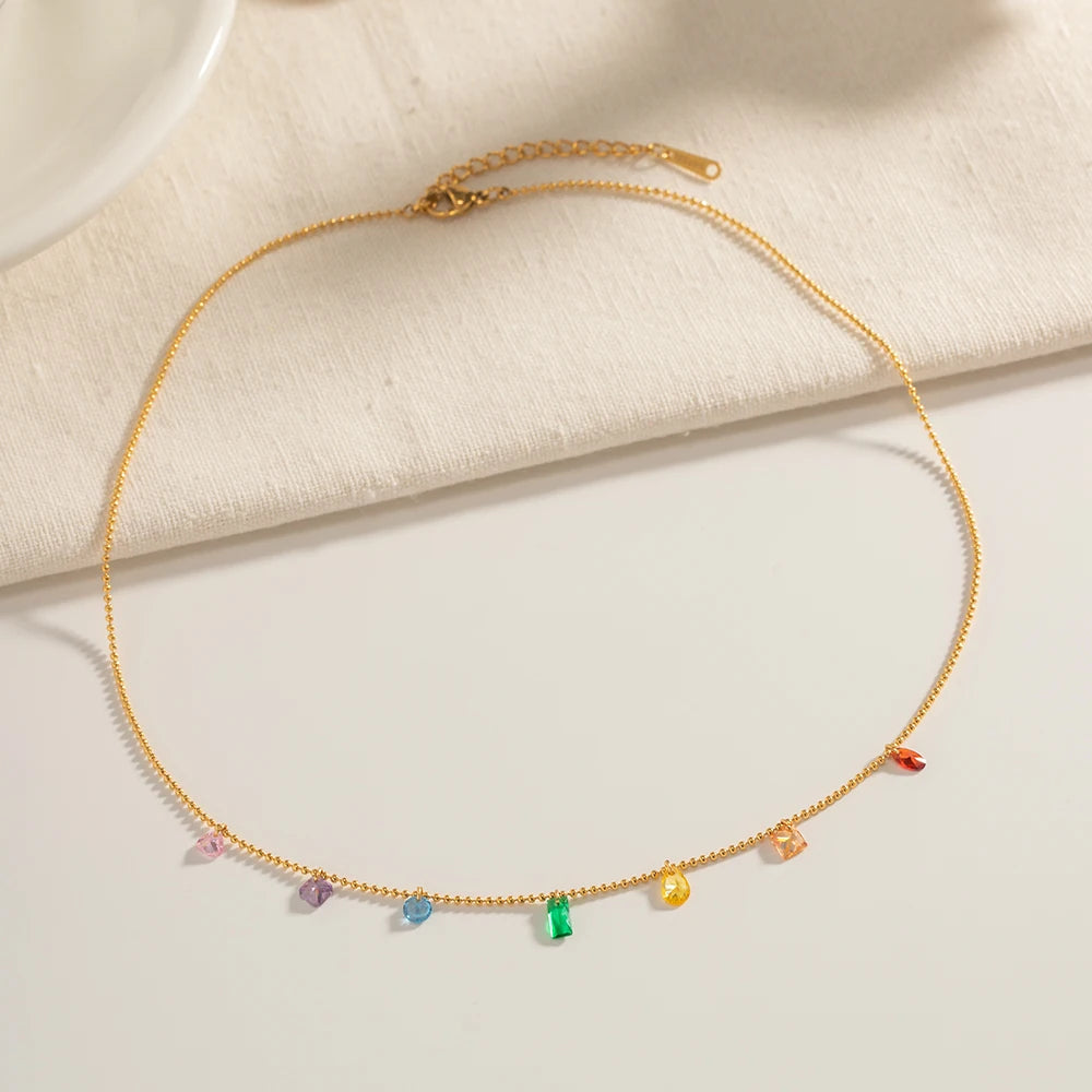 Colar com Pingente de Zircônias Coloridas