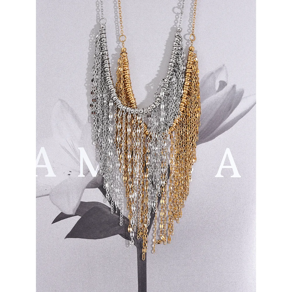 Colar com Fios Alongados