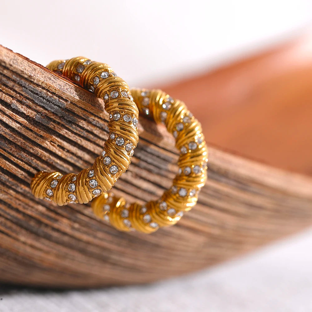 Brinco Estilo Croissant Com Zircônia