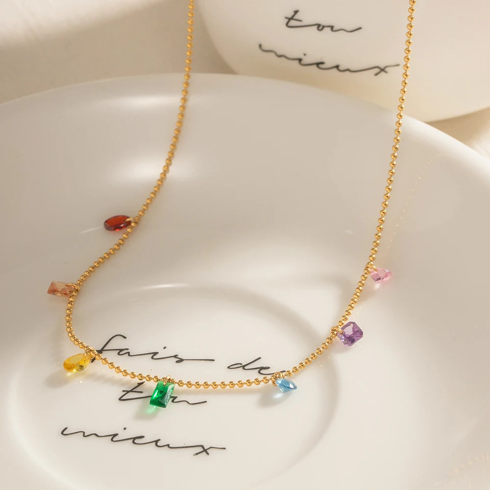 Colar com Pingente de Zircônias Coloridas