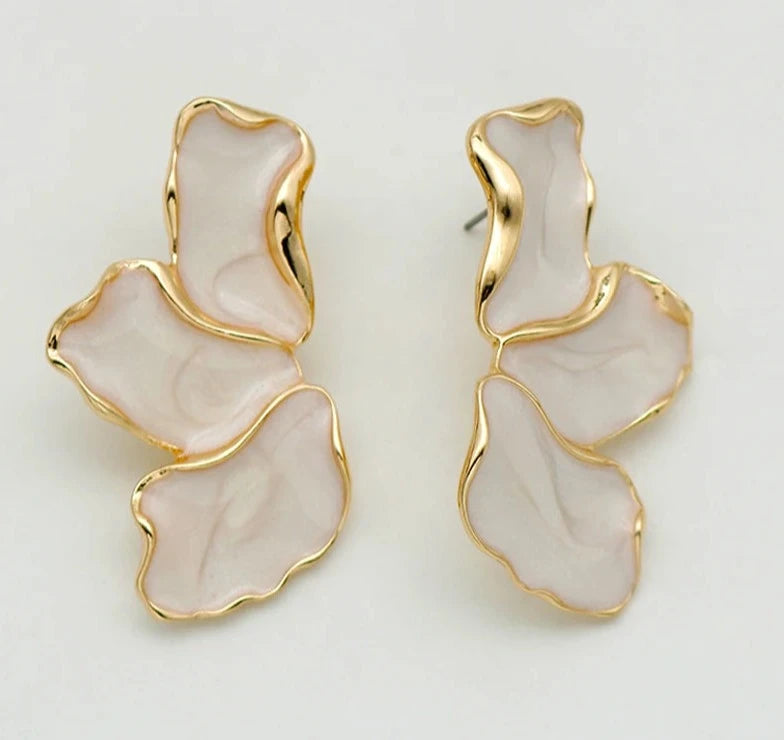 Brinco Pétala Contorno Dourado