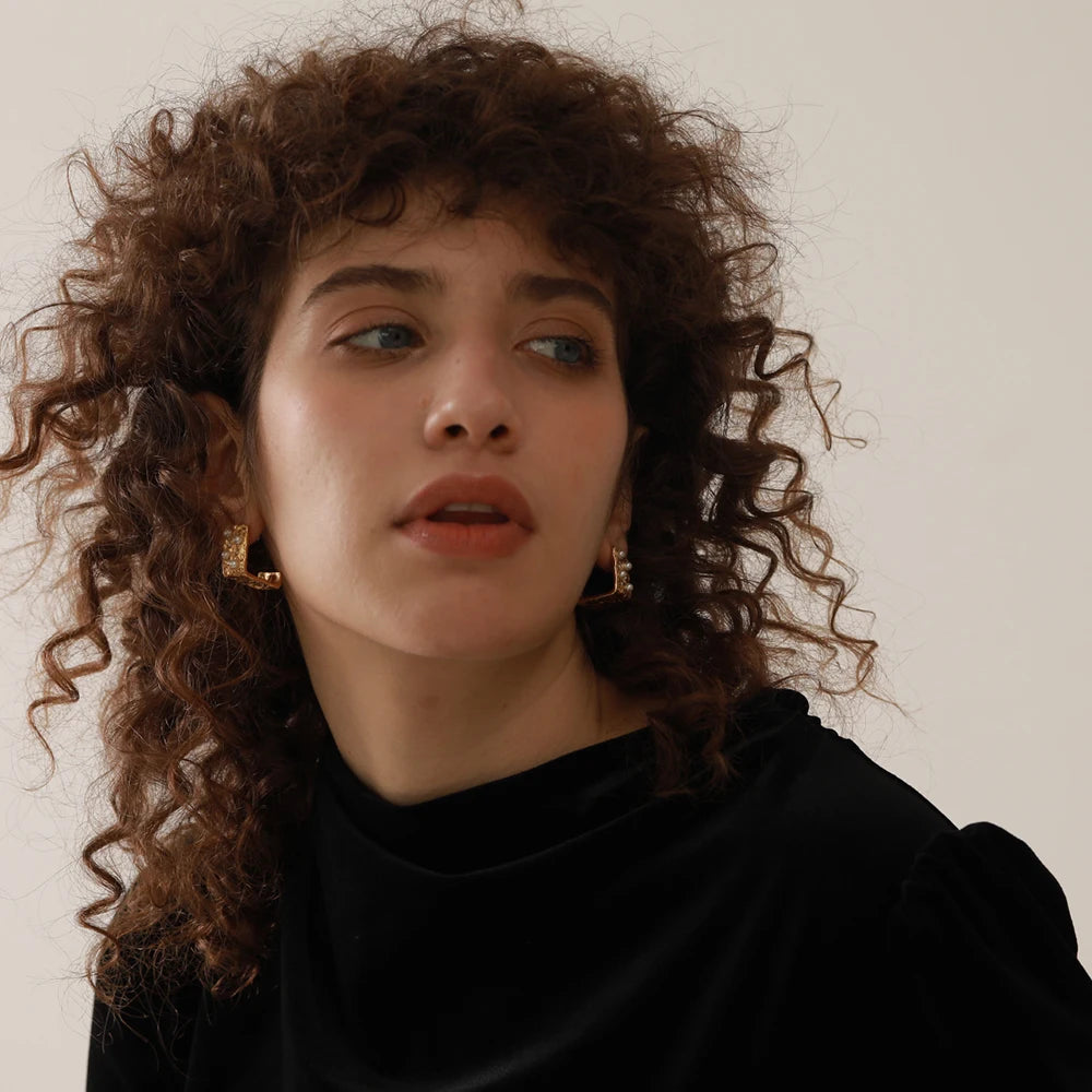 Brinco Quadrado Irregular com Pérola e Zircônia