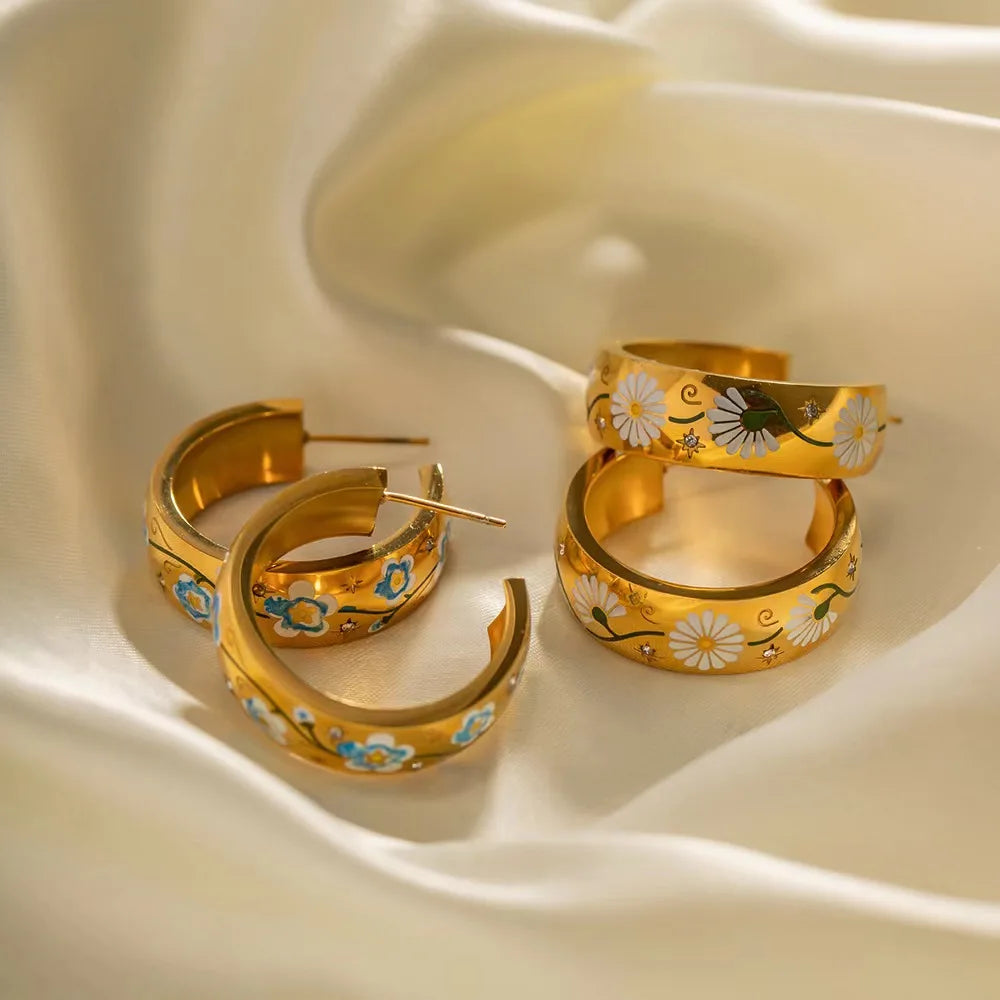 Brinco de Argola com Detalhes de Flores