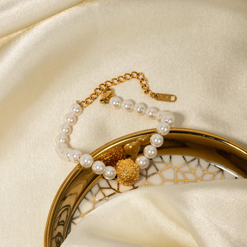 Pulseira de Pérola com Pingente Dourado