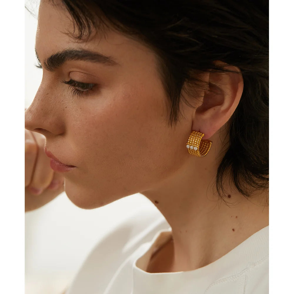 Brinco Argola com Textura Três Pérolas