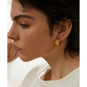 Brinco Argola com Textura Três Pérolas