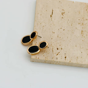 Brinco Preto Contorno Dourado