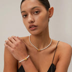 Pulseira de Pérola com Pingente Dourado