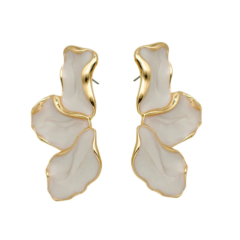 Brinco Pétala Contorno Dourado