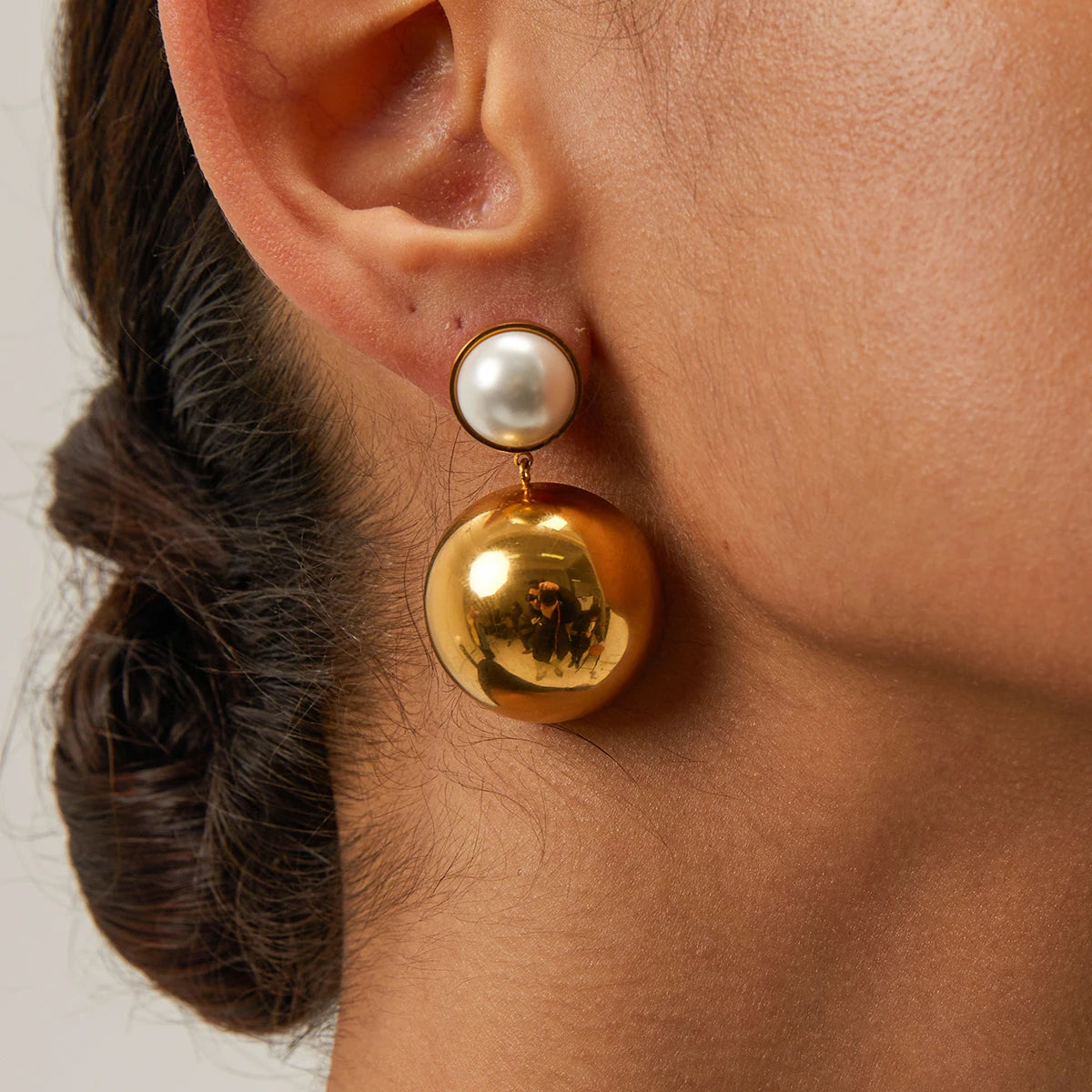 Brinco Círculo Dourado com Pérola