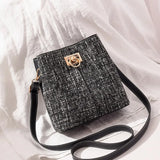Bolsa de Ombro com Detalhe