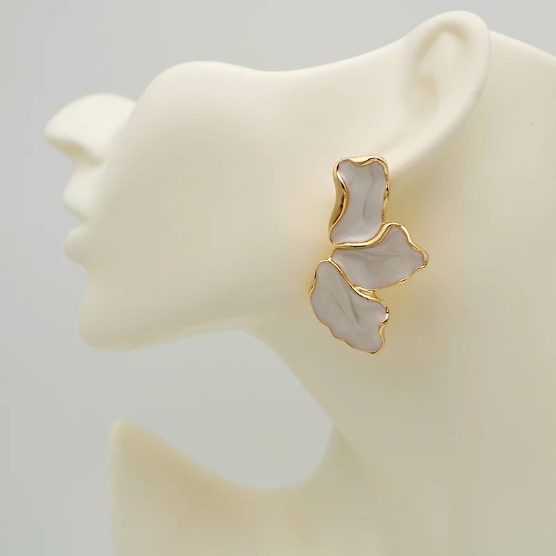 Brinco Pétala Contorno Dourado