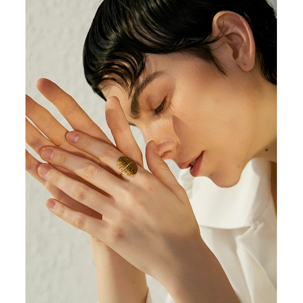 Anel Estilo Escudo com Detalhes