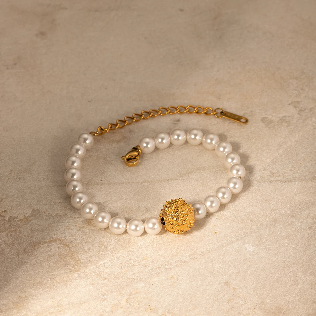 Pulseira de Pérola com Pingente Dourado