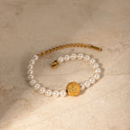 Pulseira de Pérola com Pingente Dourado