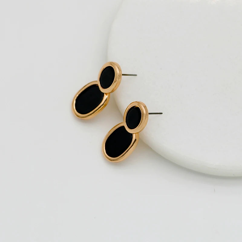 Brinco Preto Contorno Dourado