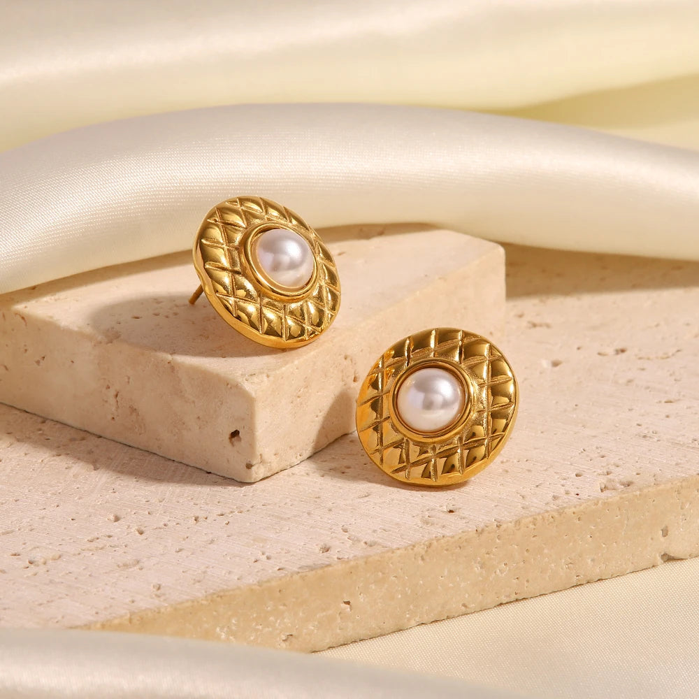 Brinco Redondo Texturizado com Pérola