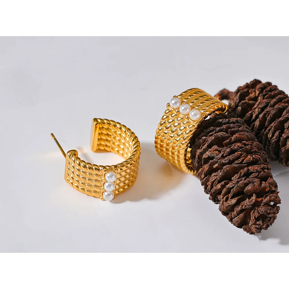 Brinco Argola com Textura Três Pérolas