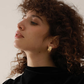 Brinco Quadrado Irregular com Pérola e Zircônia