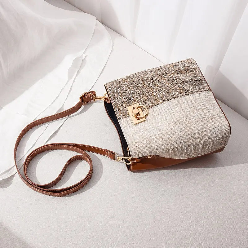 Bolsa de Ombro com Detalhe