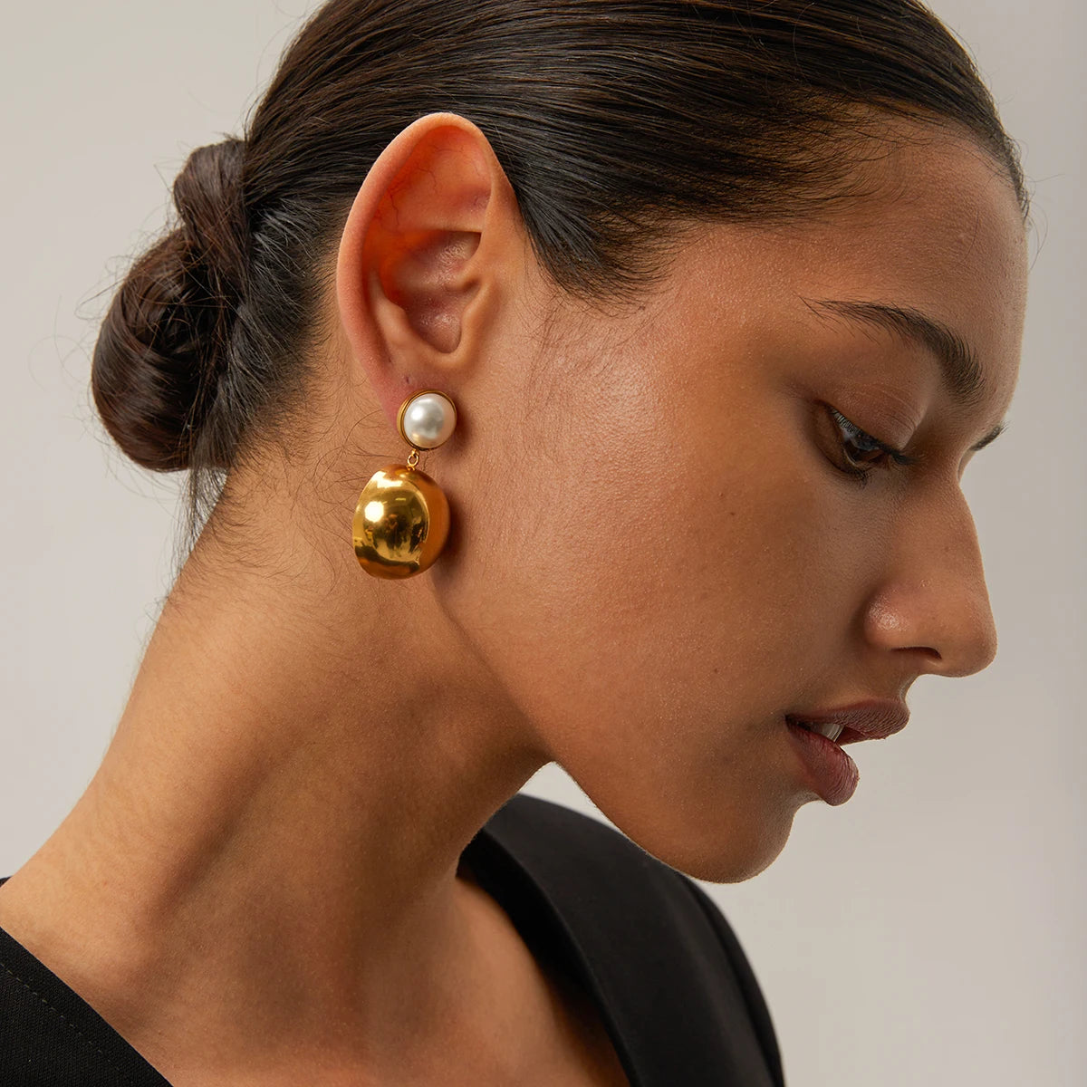 Brinco Círculo Dourado com Pérola