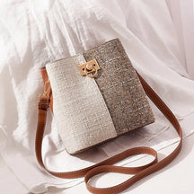 Bolsa de Ombro com Detalhe