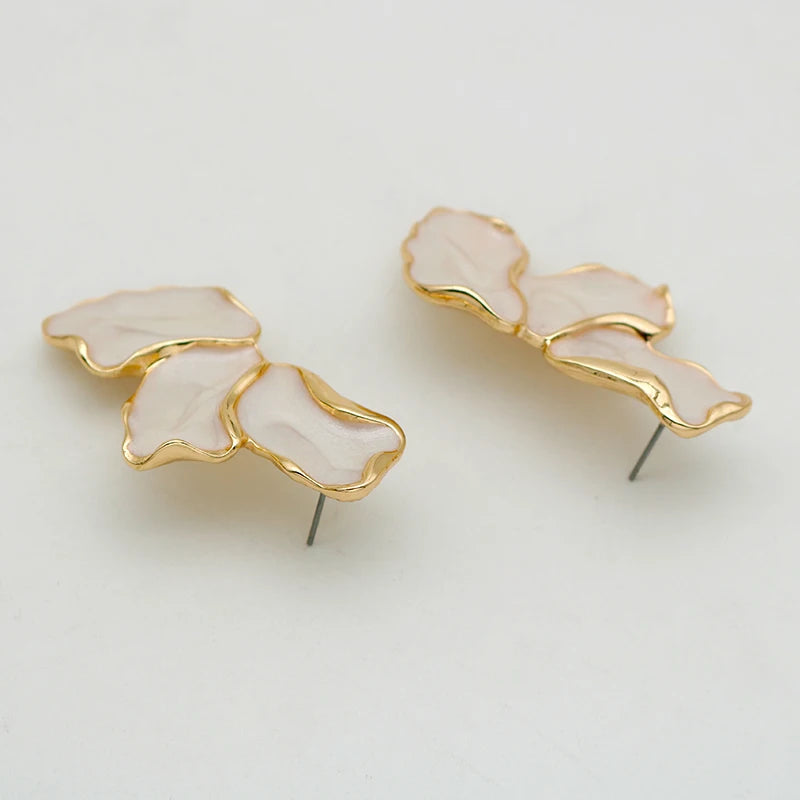 Brinco Pétala Contorno Dourado