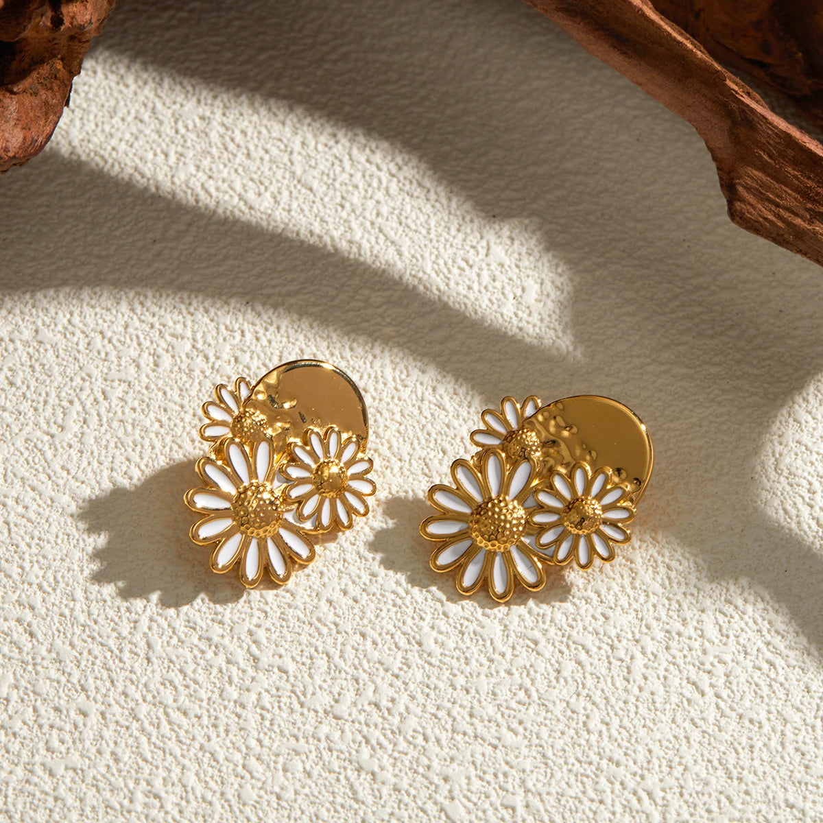 Brinco Dourado com Flores