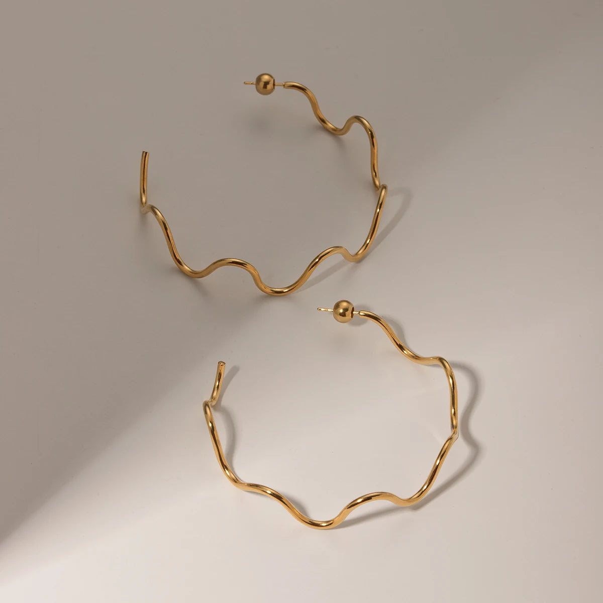 Brinco de Argola em Ondas