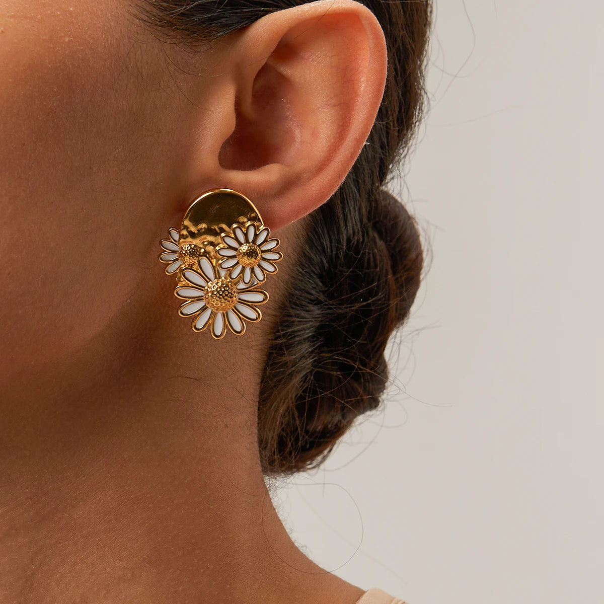 Brinco Dourado com Flores