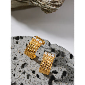 Brinco Argola com Textura Três Pérolas