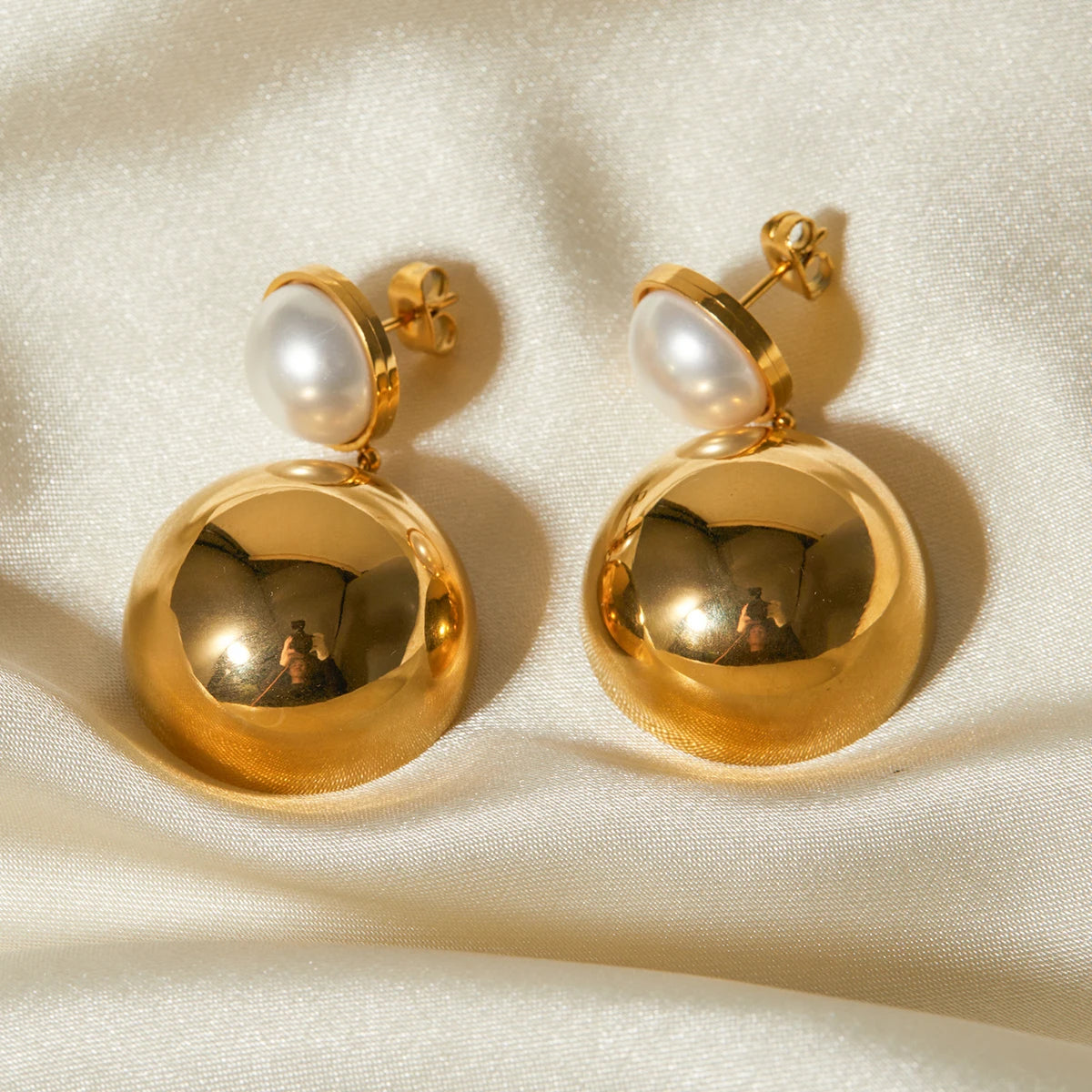 Brinco Círculo Dourado com Pérola
