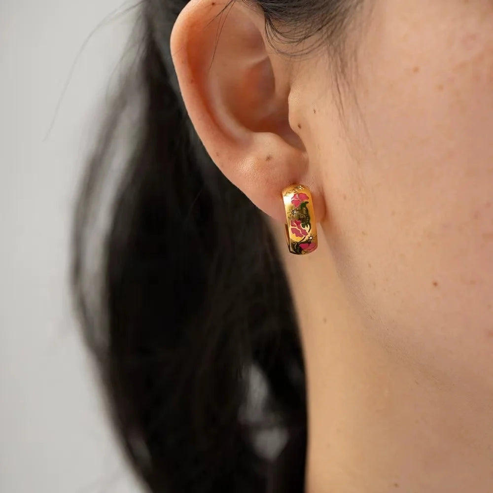 Brinco de Argola com Detalhes de Flores